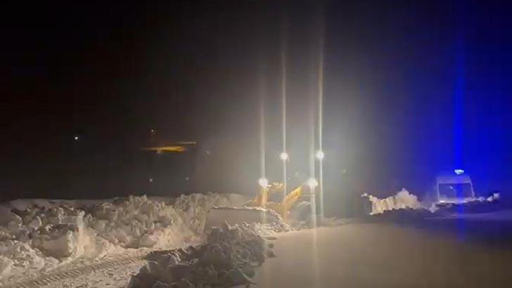 Yolu kardan kapanan köydeki hasta için ekipler seferber oldu