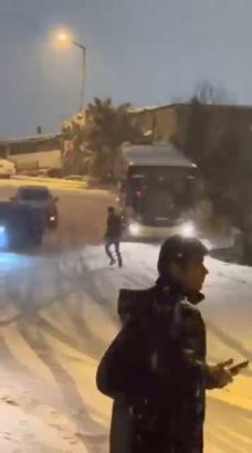 İstanbul- Alibeyköy’de karda kayan İETT otobüsü kamerada