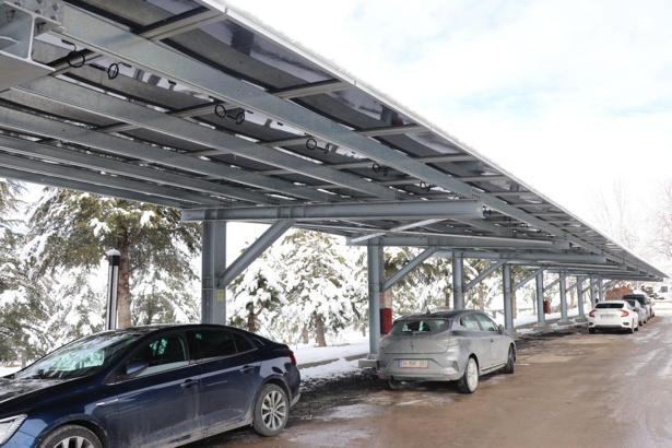Kampüste otoparkların üstü panelle kapatıldı; üniversitenin enerji tüketiminin yüzde 20’si GES’ten karşılandı