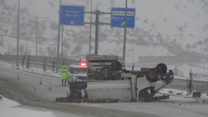 Meyve yüklü kamyonet refüjü aşarak takla attı