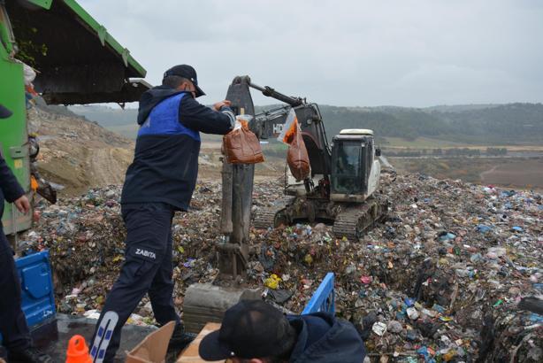 Yolcu otobüsünde taşınan sucuk ve çiğ köfteler imha edildi