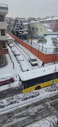 İstanbul- Küçükçekmece'de kar yağışı etkili oldu; İETT otobüsü yolda kaldı, TIR kaza yaptı