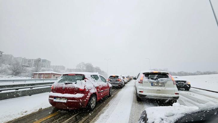 Sakarya’da kar yağışı ulaşımı olumsuz etkiledi