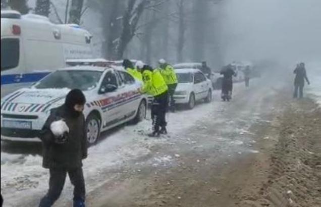 Kızak festivalinde jandarma ile çocukların kar topu savaşı