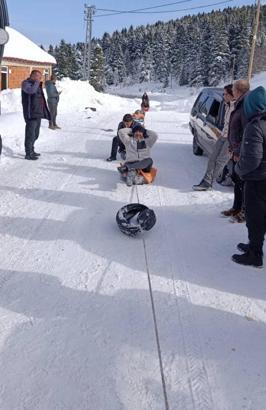 Kamyonete bağlanan ipe tutturulan şambrellerin üzerine oturup kaydılar