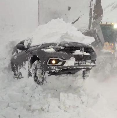 Otomobil tipide kara gömüldü