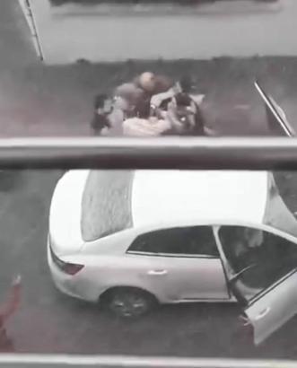 İstanbul- Beylikdüzü'nde trafikte çıkan kavgayı kucağındaki çocukla ayırmaya çalıştı