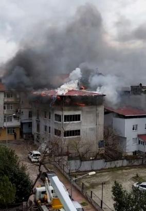 Binanın çatı katı alev alev yandı