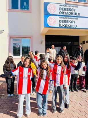 Öğrencilere Antalyaspor forması hediyesi