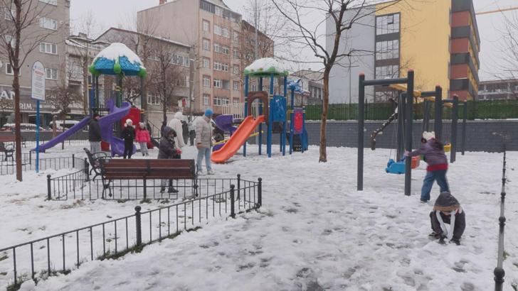 İstanbul- İstanbul'da kar etkili oldu; çocuklar keyfini çıkardı