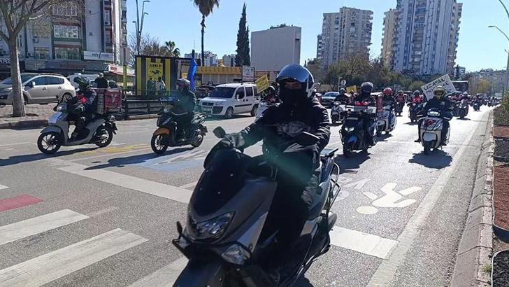 Adana'da kuryeler, kontak kapatıp eylem yaptı