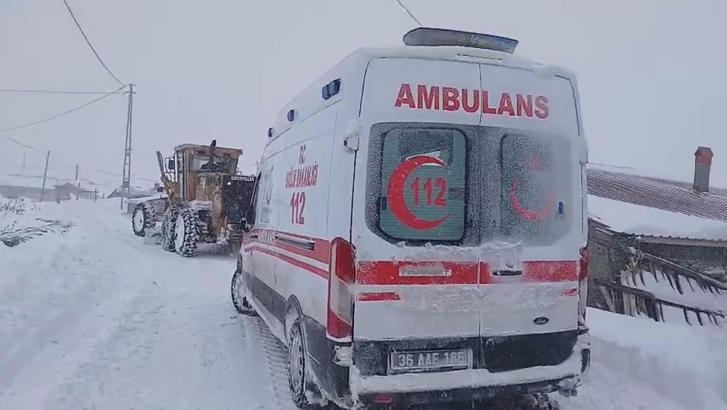 Kara saplanan ambulansı İl Özel İdaresi ekipleri kurtardı