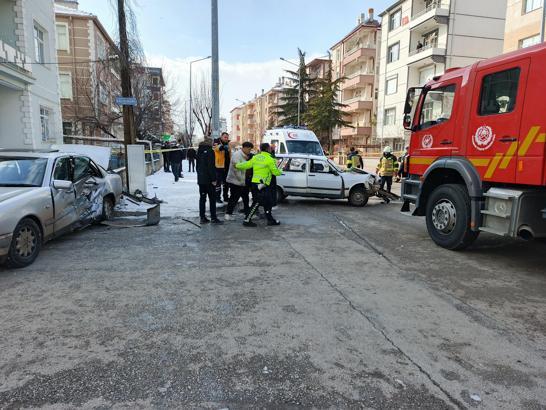 2 otomobil çarpıştı, sürücü ve eşi yaralandı