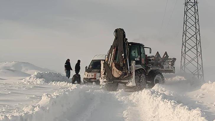 Taşlıçay’da mahsur kalan araçlar kurtarıldı