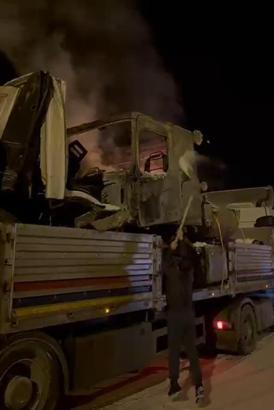TIR'ın dorsesindeki yanan hurdayı kürekle kar atarak söndürdüler