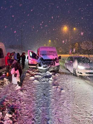 Bingöl’de 3 aracın karıştığı zincirleme kazada 10 kişi yaralandı