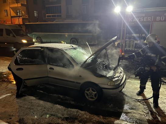 Kayseri’de otomobil çalıştırıldığı sırada alev aldı