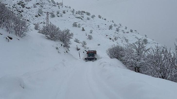 Yolu kapalı köydeki diyaliz hastası, paletli araçla hastaneye ulaştırıldı