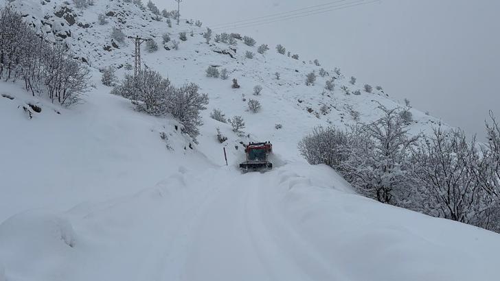 Yolu kapalı köydeki diyaliz hastası, paletli araçla hastaneye ulaştırıldı