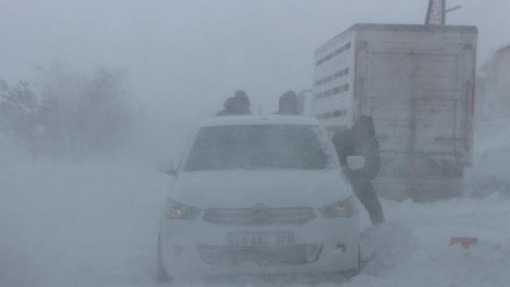 Karlıova’da tipi nedeniyle hayat durma noktasına geldi