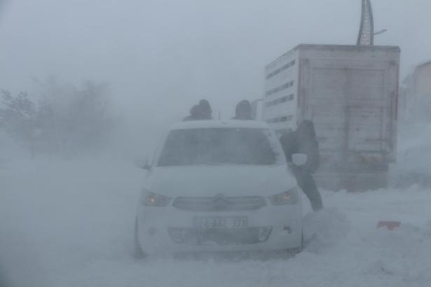 Karlıova’da tipi nedeniyle hayat durma noktasına geldi