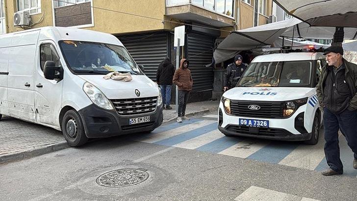 Akraba pazarcıların silahlı yer kavgası; 3 yaralı