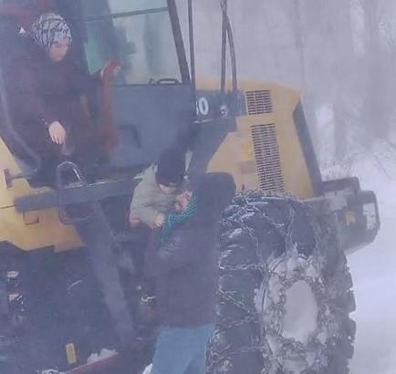 Karlıova’da taburcu olan anne ve bebeği kepçeyle evine götürüldü