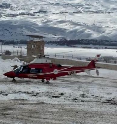 Ambulans helikopter 1 günlük bebek için havalandı