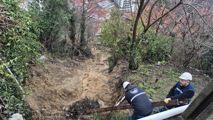 Zonguldak'ta heyelan; su borusu patladı, elektrik direkleri devrildi