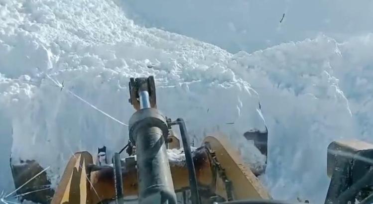 Elazığ’da yolu çığdan kapanan yol açıldı