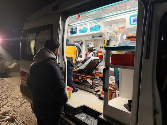 Sason’da yolu kapanan köydeki hasta için ekipler seferber oldu