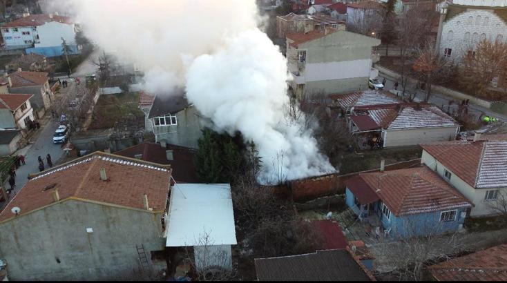Tek katlı evin müştemilatı yandı