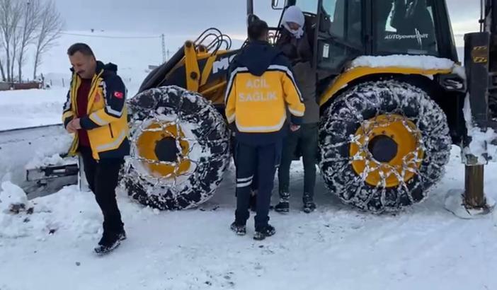 Kardan kapanan köy yolunda hasta, iş makinesiyle ambulansa ulaştırıldı