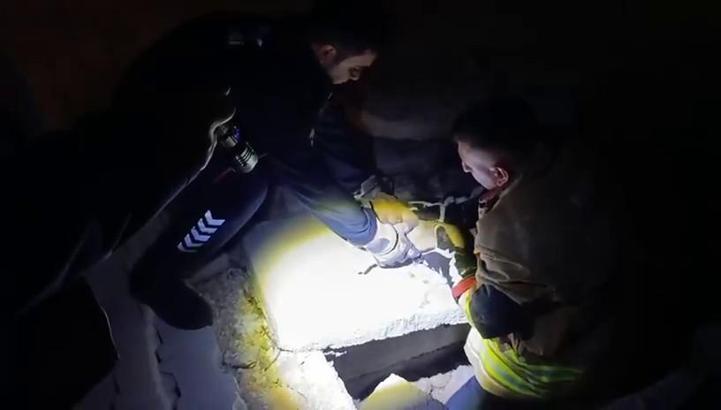 Hatay'da rögarda sıkışan yavru köpek, kurtarıldı