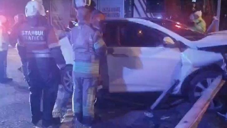 Ümraniye’de otomobil bariyerlere çarptı: 2 yaralı