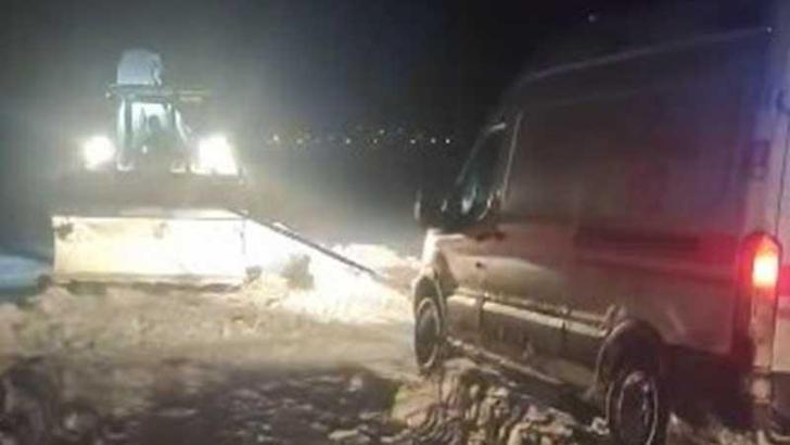 Kara saplanan ambulans, ekiplerin müdahalesi ile kurtarıldı