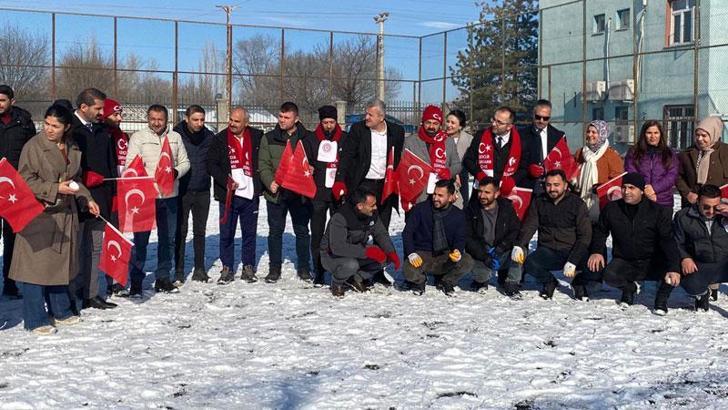 Türk bayrağına saldırıyı protesto ettiler