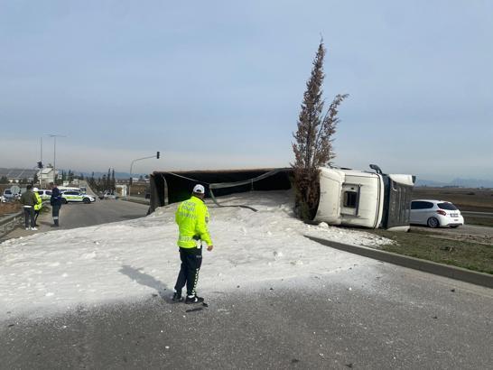 Devrilen TIR'ın şoförü yaralandı