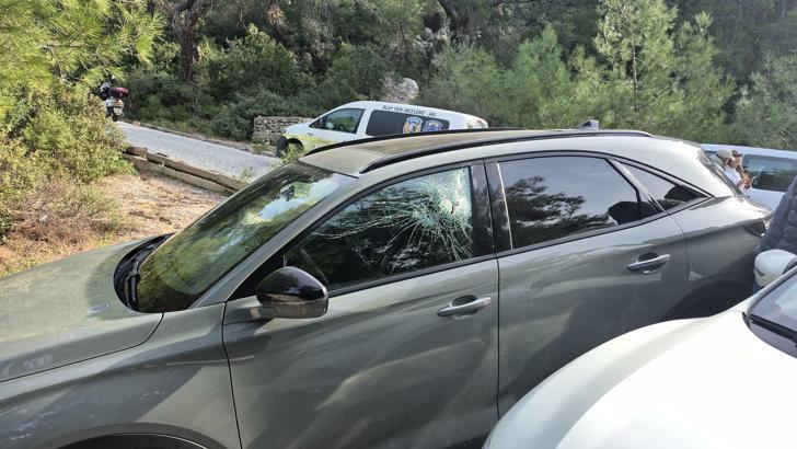 4 araca zarar verip, içlerindeki para ve eşyaları çaldılar; 3 gözaltı