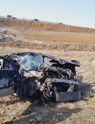 Otomobil devrildi; sürücü öldü, anne ve babası yaralandı