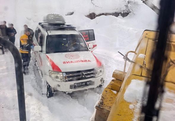 Van'da kardan kapanan yollar açıldı, hastalar hastanelere ulaştırıldı