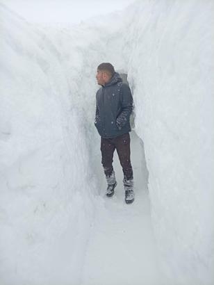 Kar kalınlığının 2 metreyi bulduğu mezrada evi ile ahırı arasına tünel açtı