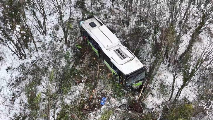 Kocaeli'de belediye otobüsü şarampole devrildi: 12 yaralı