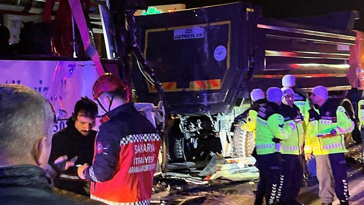 Sakarya'da 1'i yolcu otobüsü 4 aracın karıştığı zincirleme kaza: 1 ölü, 27 yaralı