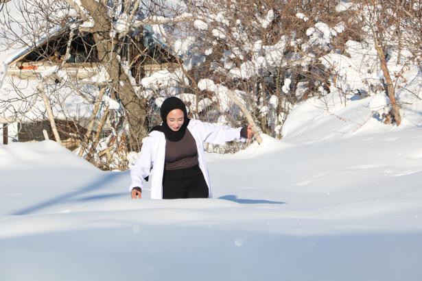 Ebe Aysel, 1,5 metre karda yürüyerek sağlık hizmeti veriyor