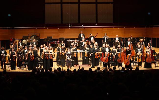 İzmir Oda Orkestrası dünyaca ünlü sanatçılarla sahne aldı