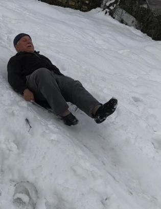 Köylülerin kar keyfi; naylon poşet ve tepsilerle kaydılar