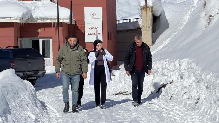 Ebe Aysel, 1,5 metre karda yürüyerek sağlık hizmeti veriyor/Ek fotoğraflar