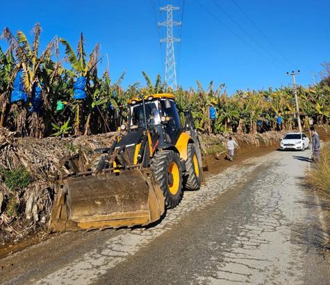 Büyükşehir Alanya’nın kırsal yollarında çalışıyor