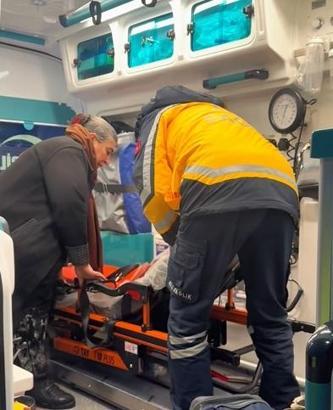 Yolu kapanan köydeki kanser hastası kadına ekipler 5 saatte ulaştı